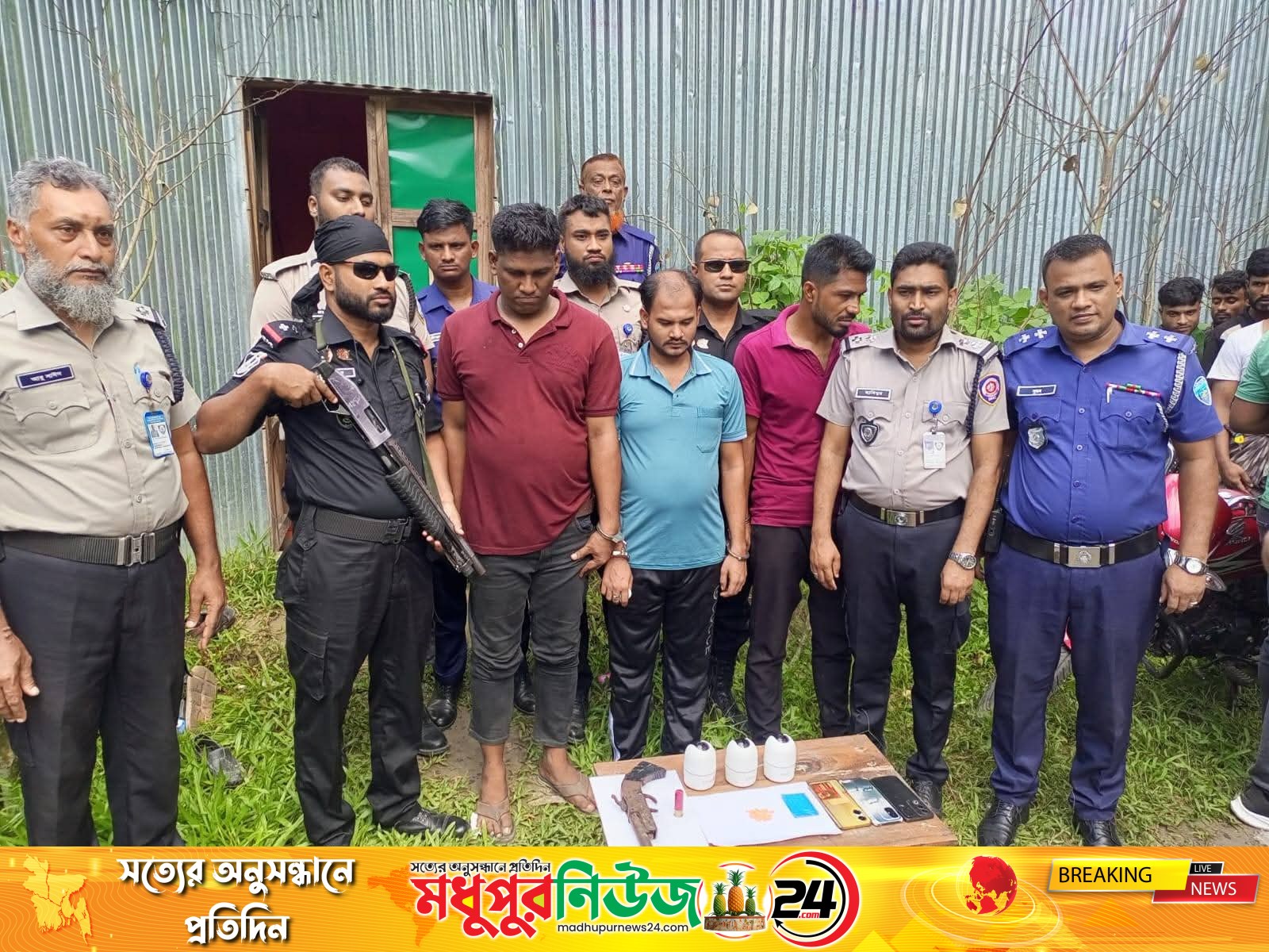 নোয়াখালীতে গ্যারেজে যৌথ অভিযান, অস্ত্র ও ইয়াবাসহ গ্রেপ্তার ৩