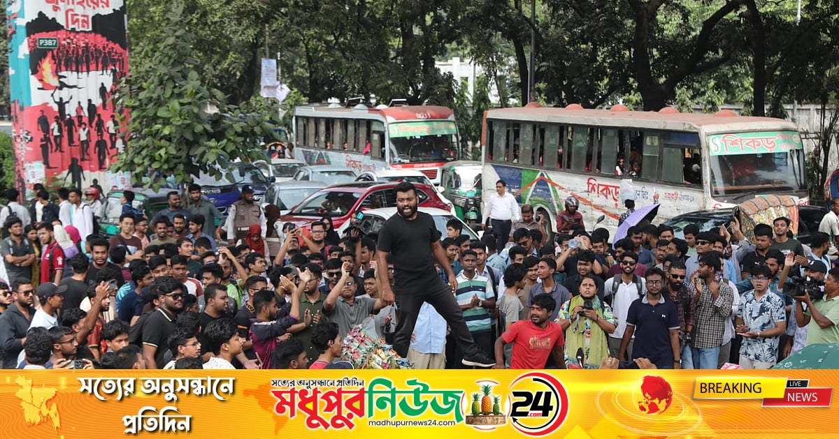 সচিবালয় স্থানান্তরের প্রতিবাদে শেকৃবি শিক্ষার্থীদের সড়ক অবরোধ